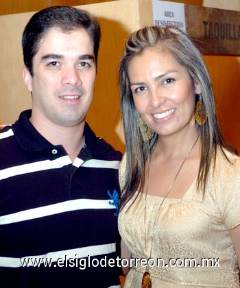 10062009 Humberto Lizárraga y Claudia de Lizárraga, en un evento social.