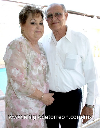 10062009 Señores Margarita Ayala de Samaniego y Salvador Samaniego García, en sus Bodas de Oro matrimoniales.