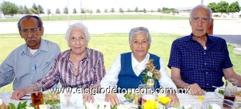 10062009 Rubencio García, Carmen Navarro y  Germán González, junto a la festejada hermana Olivia Navarro.