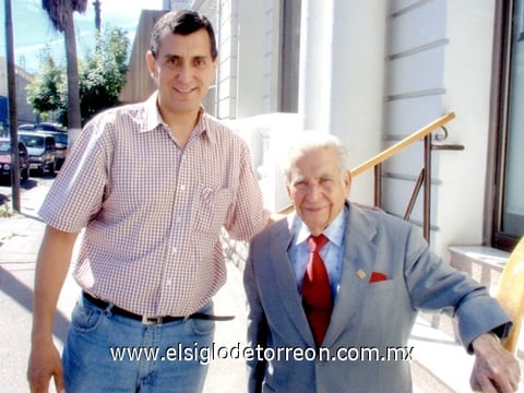 09062009 De izquierda a derecha: don Jorge Eduardo Rodríguez Pardo, director del Archivo Municipal y Centro Histórico Eduardo Guerra, y autor del libro 'Asamblea de Culturas en La Laguna', y el Lic. don Homero H. del Bosque Villarreal, político y escritor y excelente amigo. La foto está tomada en la escalinata de la entrada al Archivo Municipal.