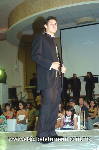 11062009 Los novios también tuvieron oportunidad de conocer distintos modelos de atuendos para su boda.  EL SIGLO DE TORREÓN / JESÚS HERNÁNDEZ