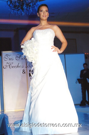 11062009 Radiante. La modelo Ana Isabel Muñoz lució lindos vestidos de novia en la pasarela.