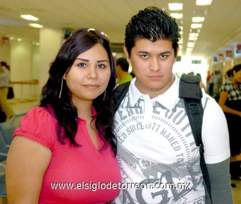 11062009 . Miriam Castruita y Jorge Rodríguez enla sala de espera del aeropuerto.