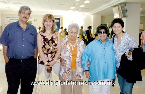 09062009 Emilia Navedo regresó a la Ciudad de México y fue despedida por Carlos, Elena, Socorro y Liz.