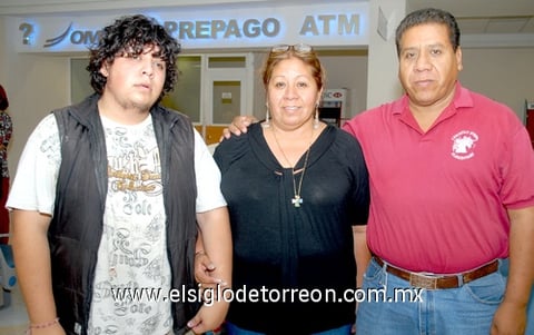 10062009 De regreso. Irene Olivas de viaje a Los Ángeles, California, la despidieron Sergio y Édgar.