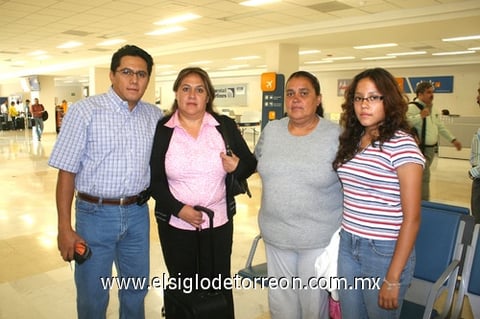 13062009 María de Jesús y Ofelia Margarita Gracias llegaron de la Ciudad de México y les dieron la bienvenida Carlos y Karla Gracias.