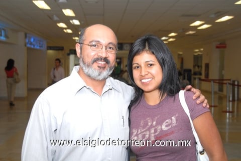 15062009 Jaime Silva Morales despidió a Luz Silva Martínez, quien se fue en plan de estudios a Orlando, Florida.