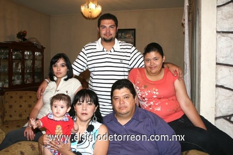 13062009 Sonia Castro de Baca acompañada en su cumpleaños de su esposo Juan Carlos Baca, sus hijos Cristian y Brenda, su nuera Ana Rivera de Baca y la bebita Luisa Fernanda.