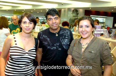 06062009 Rosy González, José Rodríguez y Dora Treviño.