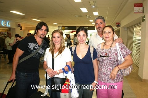 06062009 De la Ciudad de México llegaron Érick, Romina y Sofía Canedo, quienes fueron recibidos por Cuca y Alberto Canedo.