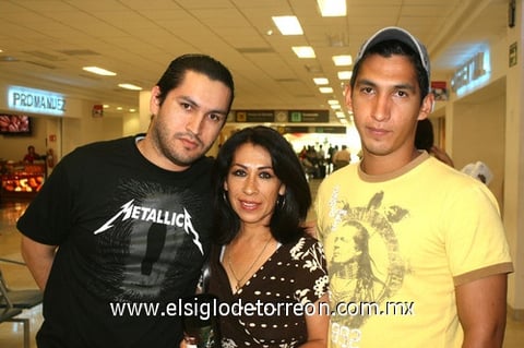 06062009 Guillermo llegó de la Ciudad de México y fue recibido por Pilar de González y Gerardo González.