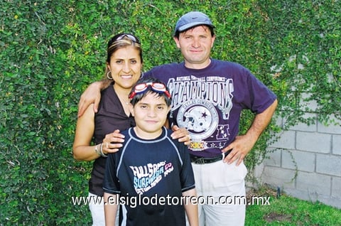 07062009 Divertido cumpleaños. Luis Gustavo en la compañía de sus papás Laura Banda Morales y Luis Sánchez Díaz.