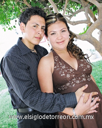 07062009 Claudia Patricia de Quiñones acompañada de su esposo Jesús Antonio Quiñones, el día de su fiesta de canastilla.