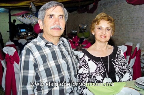 07062009 Felipe Martínez y Myrthala Cabello de Martínez, en una fiesta de graduación.