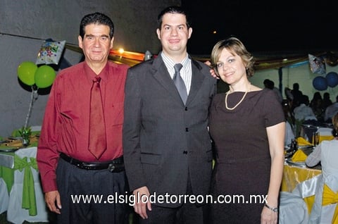 07062009 Édgar, uno de los primos graduados junto a sus padres Édgar y Susana Villarreal.