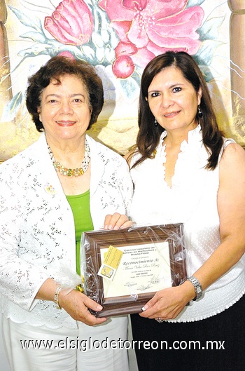 07062009 Corine recibió un reconocimiento de parte del  Consejo de Jueces por su excelente actuación como presidenta de esta Asociación para el ciclo 2008-2009. La entrega estuvo a cargo de Juanita Ortiz.