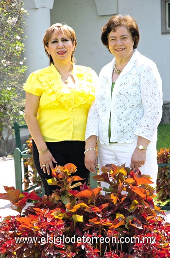 07062009 Lupita Ramos de Flores y Corine Sánchez de Villarreal, presidenta entrante y saliente, respectivamente de la Asociación de Clubes de Jardinería de  la Comarca Lagunera.
