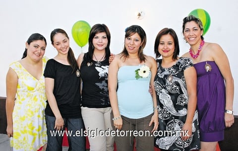07062009 Areli López Rodríguez lució feliz junto a las organizadoras de su fiesta de regalos para bebé: Jenny Cruz, Natalia Acosta, Ana Farhat, Idalia Valdez y Robin Morales.