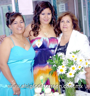 17062009 Dafne en compañía de su mamá Sra. Mayela Delgado de Soto y su suegra Sra. Magdalena Ramírez de Monares.