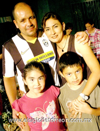 17062009 Roberto, Luly, Dany y Óscar, estuvieron presentes en reciente festejo.