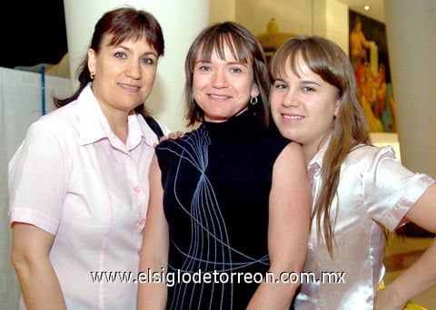 17062009 Adriana y Valentina Rodal Guichoux junto a Paola Saldaña.