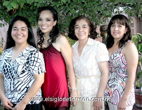17062009 Cecilia Margarita en compañía de Fabiola Espinoza, Manuela Santana y Angélica Flores, anfitrionas del evento.  EL SIGLO DE TORREÓN / ÉRICK SOTOMAYOR