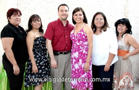 17062009 Cristina Esmeralda y Ramón Alberto junto a las organizadoras de su despedida de solteros: Leonor López, Tomy Monreal, Gaby López y Sara Medina.