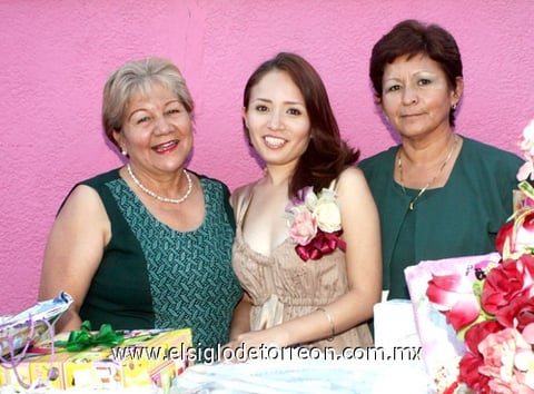17062009 La festejada acompañada de las organizadoras de su fiesta de despedida de soltera.