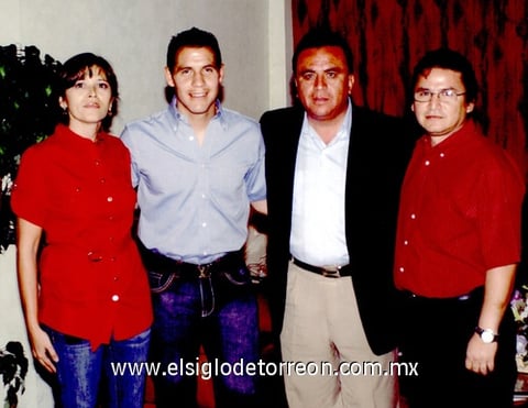 17062009 Patricia de Zermeño, Jesús Niño Rodríguez y Polo Cantú, directivos del subcomité de futbol infantil del Club San Isidro junto al jugador del Santos Laguna, Rafa Figueroa, en la inauguración del alumbrado del campo infantil de dicho club.