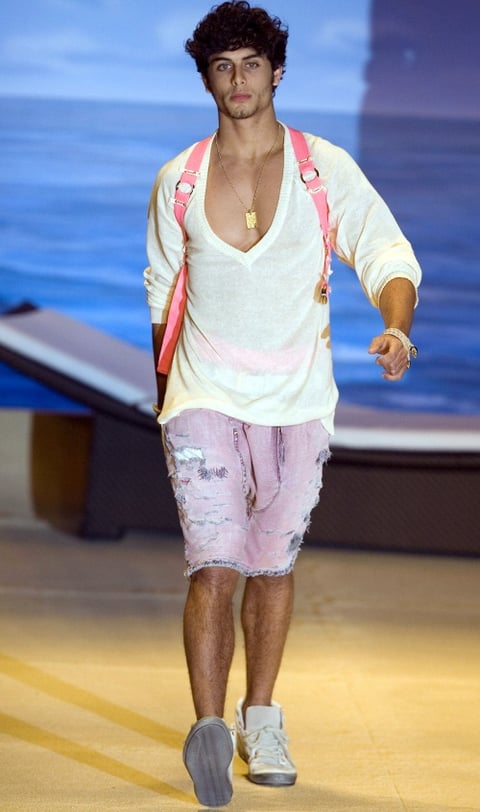 El modelo brasileño Jesus Luz, que saltó a la fama por su rumorado romance con la cantante Madonna, acaparó la atención en el desfile de Colcci durante el Sao Paulo Fashion Week.