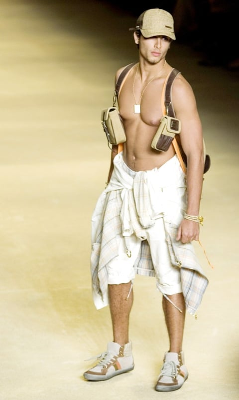 El contrapunto lo puso el que realizaron fuera del recinto de la 'Sao Paulo Fashion Week' un grupo de modelos de raza negra que exigen una cuota del 10 por ciento en los desfiles.