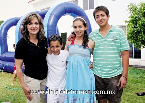 12062009 Once años cumplió Daniel González Cebrián, por lo que fue festejado por su mamá Iris González y sus hermanos Thamara y Guillermo.