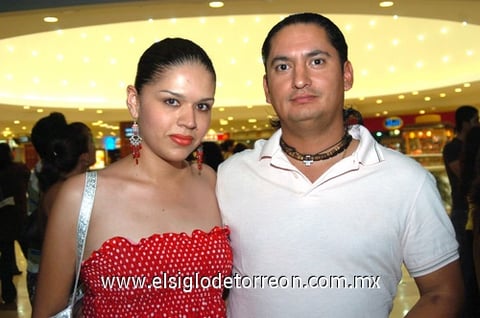 20062009 Yemina Medina y Víctor Valenzuela en un paseo por el mall.