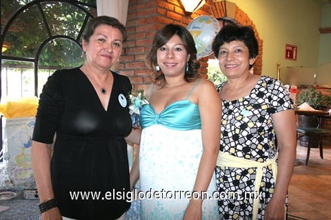 20062009 Areli López Rodríguez junto a las organizadoras de su fiesta de canastilla: Liber Rodríguez y Tere Guerrero.