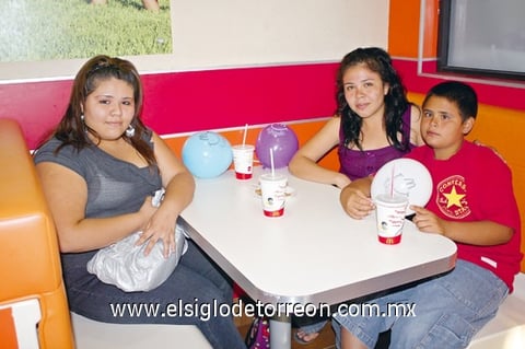 22062009 Karina, Mélida y Brayan Bujanda.