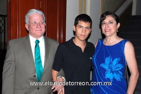 22062009 Ricardo y Lupita de Wong acompañados de su hijo Ricardo.