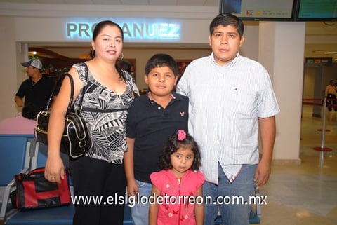22062009 Abril de Ávila, Víctor, Abril y Víctor Ávila viajaron a Tijuana.