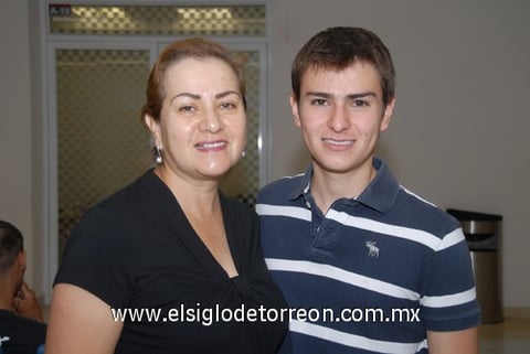 22062009 María del Carmen Fuentes de Martínez despidió a Diego Antonio Martínez, quien se fue con destino a Londres.