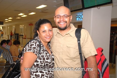 22062009 Magnolia Chávez Barraza despidió a Salvador Mendoza López, quien fue a visitar a familiares en el Distrito Federal.