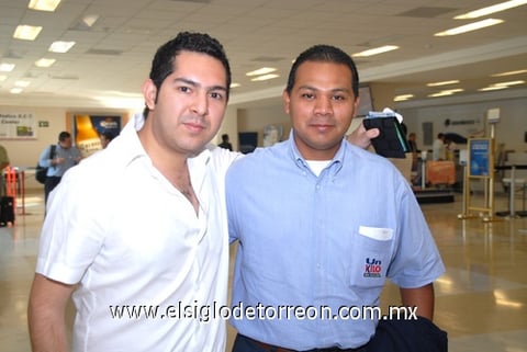 22062009 Francisco Javier Pérez llegó del Distrito Federal y fue recibido por Jesús Álvarez.