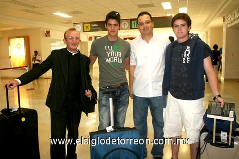 12062009 Padre Rafael Calsua, Ricardo y Neto Oviedo llegaron de Guadalajara y fueron recibidos por Ernesto Oviedo.