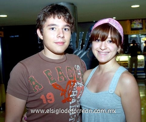 18062009 Disfrutan de la tarde. Jaime León y Stephanie Leclerc.