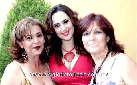 18062009 La festejada junto a Anabell Martell Ruiz y Carmen Sotelo Alonso.