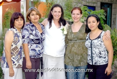 18062009 Recibe felicitaciones. Dalia en la compañía de Laura, Miriam, Mónica y Alejandra.