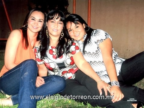 18062009 Luisa Rivera de Romero acompañada por sus hijas, María Luisa y Karla Romero Rivera.- Annel Sotomayor Fotografía
