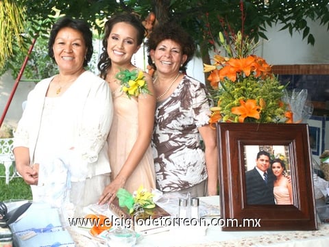 14062009 La futura novia acompañada de su mamá, Sra. Socorro Ramírez de Cruz y su futura suegra, Sra. Mayela Guerrero de Vega.