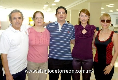 18062009 José Manuel Ramírez y Barbie Blakely se fueron en plan de trabajo a la Ciudad de México y fueron despedidos por Manolo Ramírez, Lety de Ramírez y Lety Bocanegra.