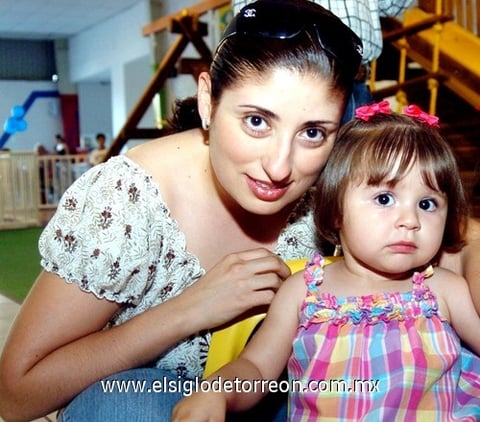 24062009 Sofía Beatriz y Luisa Fernanda disfrutaron de una fiesta infantil.