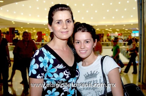 19062009 Alma de Olivares con su hija Andrea Olivares.