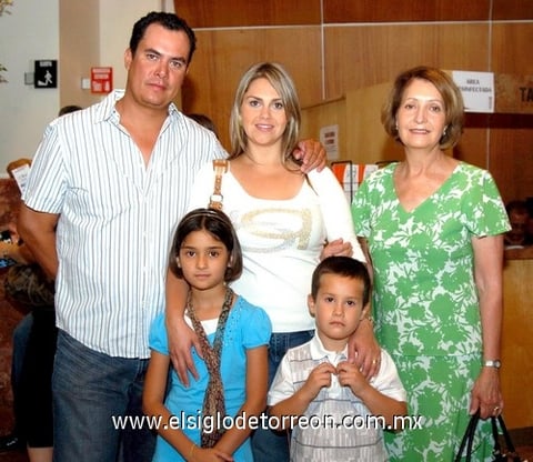 24062009 Francisco Meraz, Mónica de Meraz, Elvia Díaz de Mery, Ana Cris Treviño y Rocco Meraz.